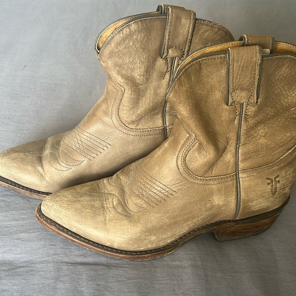 Frye size 8.5 distressed grey short boots